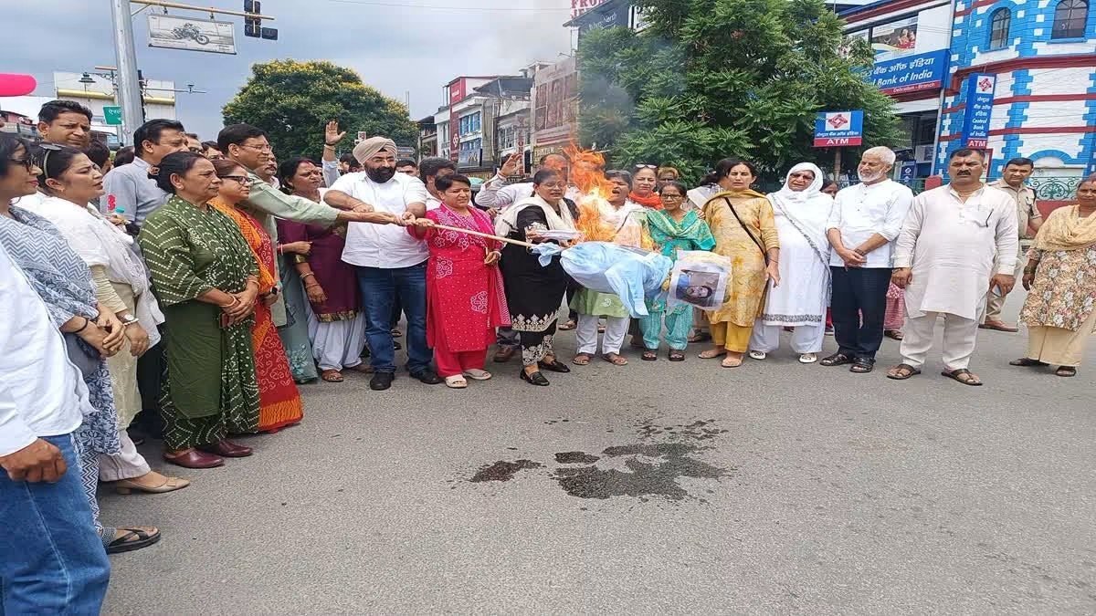 देहरादून में महिला कांग्रेस का प्रदर्शन, केंद्रीय शिक्षा मंत्री का फूंका पुतला; 2 अगस्त से ‘परिवर्तन संकल्प यात्रा’ का ऐलान