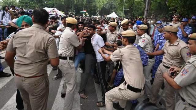 लाठीचार्ज के बीच संसद की ओर बढ़े प्रदर्शनकारी, जंतर-मंतर से निकला मार्च; कई घायल