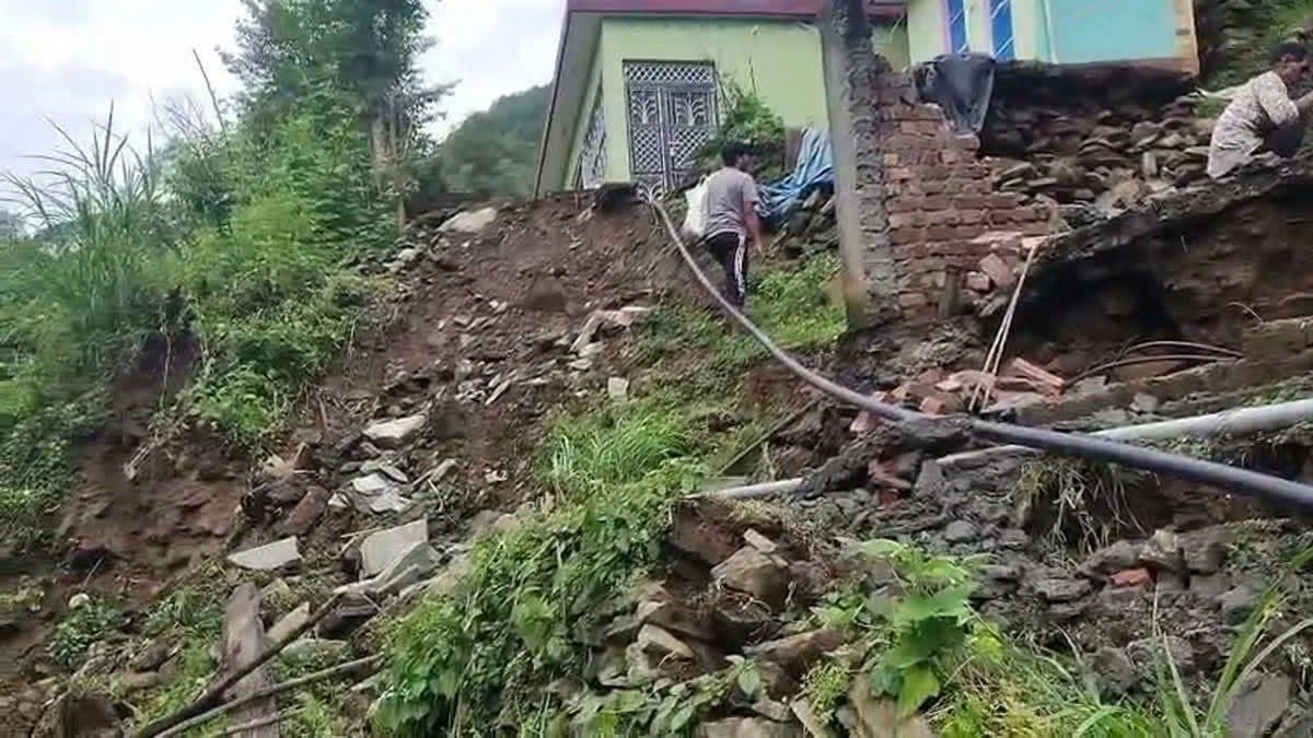 रुद्रप्रयाग में बारिश ने बढ़ाई मुश्किलें, जमीन दरकी तो 10 परिवारों ने छोड़े घर; गांव में दहशत