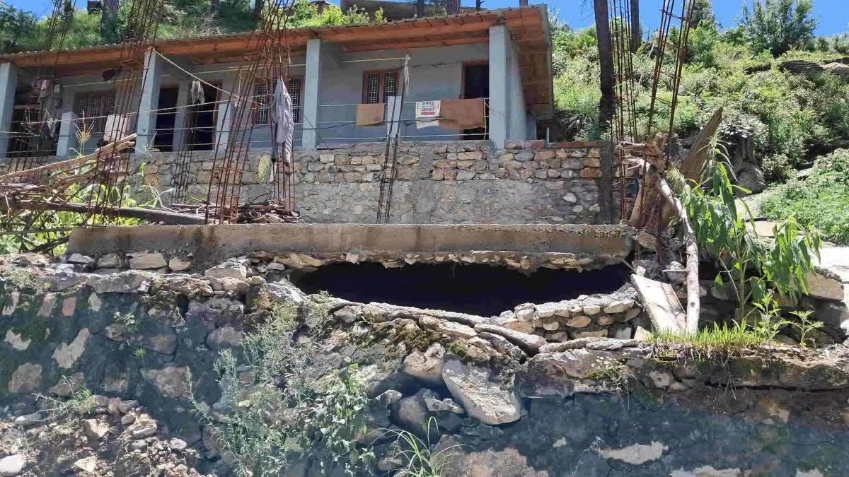 उत्तरकाशी के सौली कस्बे में भू-धंसाव का खतरा बढ़ा, तीन और मकानों में पड़ी दरारें