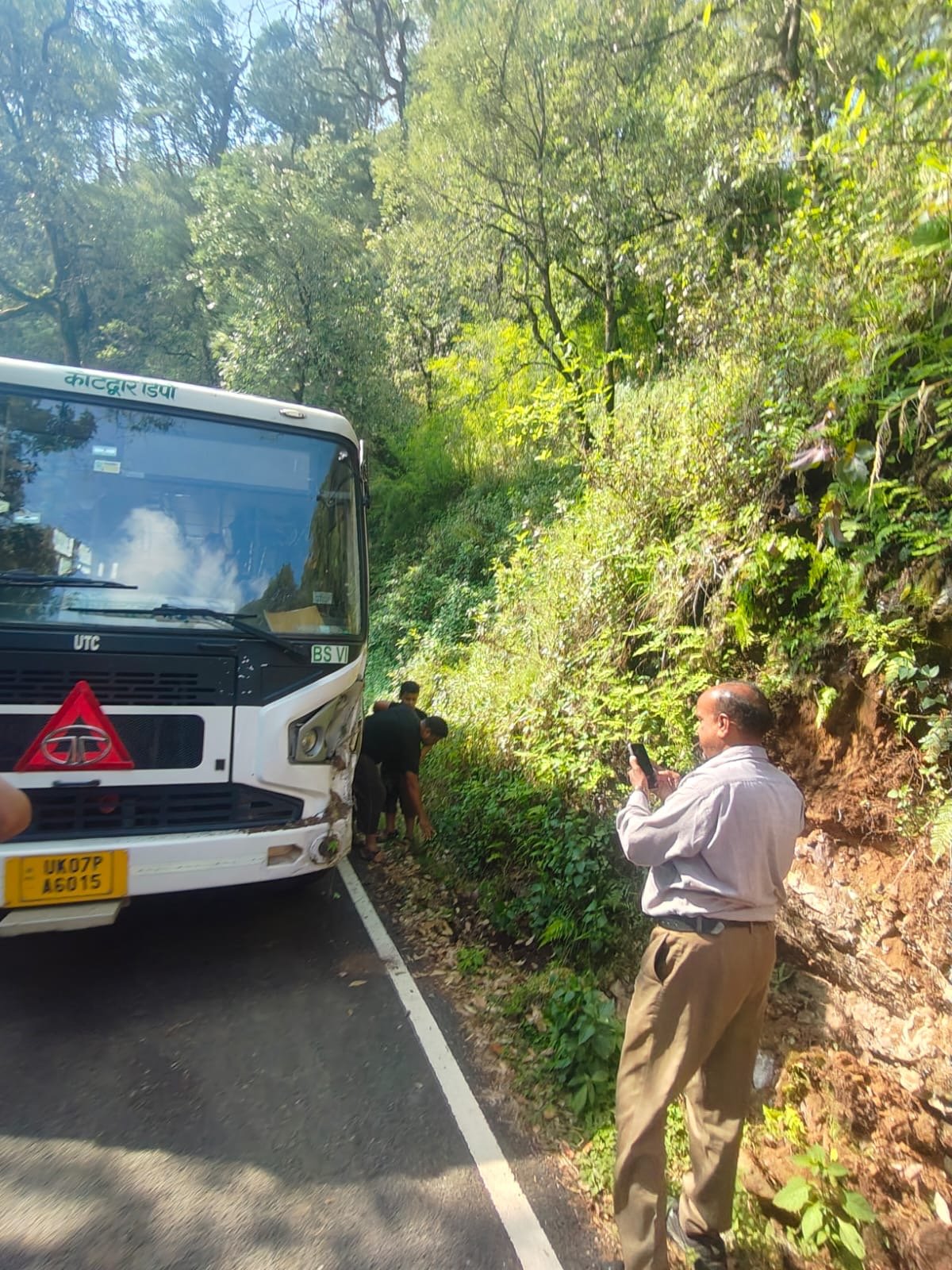 ढाबखाल के पास रोडवेज बस दुर्घटनाग्रस्त होने से बाल-बाल बची, चालक की सूझबूझ से टला बड़ा हादसा