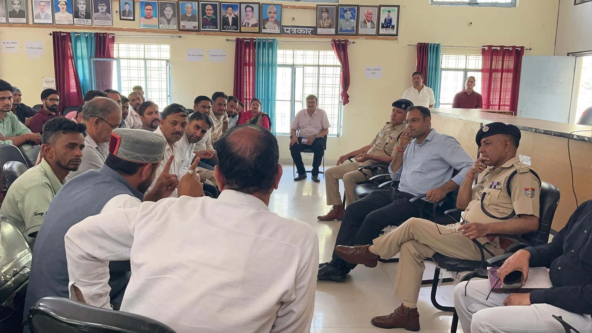 कर्णप्रयाग हिंसा के बाद उक्रांद युवा प्रकोष्ठ अध्यक्ष आशीष नेगी ने डीएम-एसपी से की मुलाकात, हथियारबंद तत्वों पर कार्रवाई की मांग