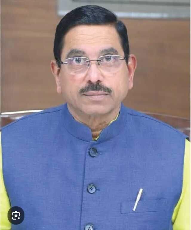 धर्मेंद्र प्रधान का इस्तीफा मंजूर, प्रल्हाद जोशी को मिला शिक्षा मंत्रालय का अतिरिक्त प्रभार