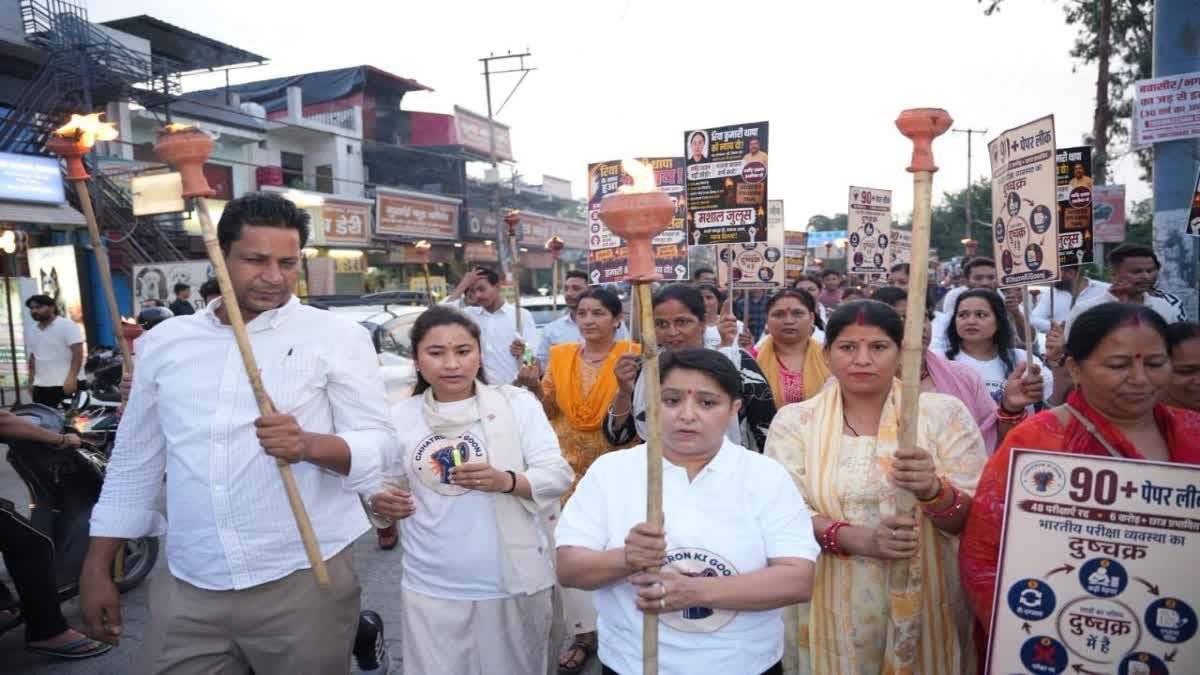 NEET पेपर लीक के विरोध में कांग्रेस का कैंडल मार्च, रिया थापा को दी श्रद्धांजलि, बीजेपी पर साधा निशाना