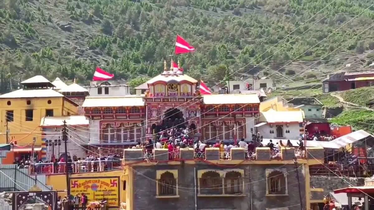 बदरीनाथ धाम में ‘पैसे लेकर दर्शन’ कराने के आरोप, बदरीश पंडा पंचायत ने सीएम धामी से निष्पक्ष जांच की मांग