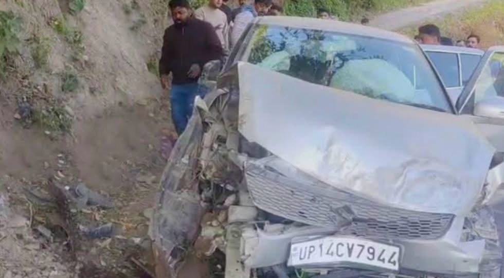 पुलिस से बचकर भाग रही स्कॉर्पियो ने तीन वाहनों को मारी टक्कर, महिला घायल; पांच पर्यटक हिरासत में
