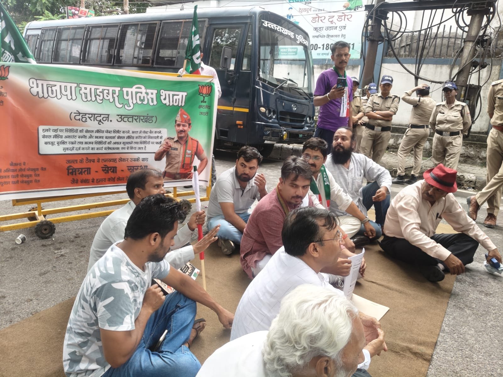सोशल मीडिया पोस्ट बैन करने के विरोध में यूकेडी का प्रदर्शन, साइबर पुलिस को भाजपा की टोपी और पट्टा भेंट करने निकले कार्यकर्ताओं को रास्ते में रोका